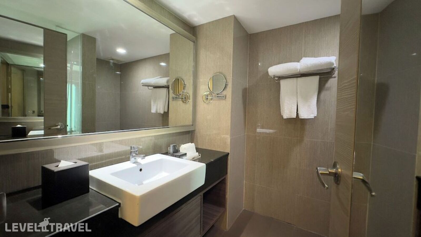 фотографии номера Представительский люкс отеля Ramada By Wyndham Bangkok Sukhumvit 11 в Таиланд(Бангкок) - фото №2