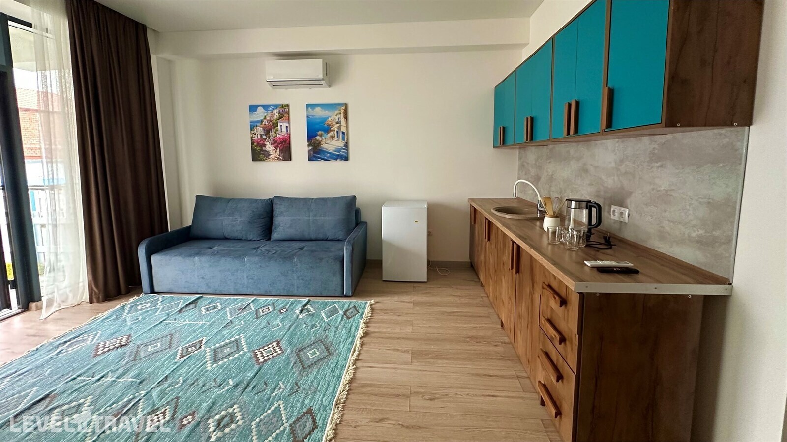 фотографии номера Полулюкс с видом на бассейн отеля Santorini Family Club Hotel в Россия(Каспийск) - фото №1