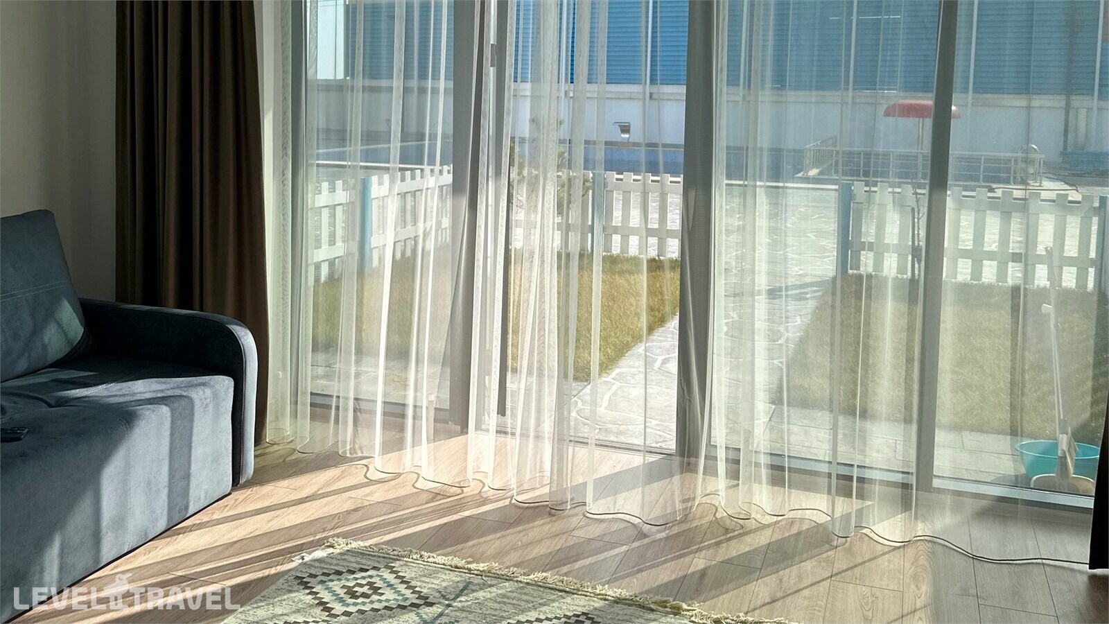 фотографии номера Полулюкс с видом на бассейн отеля Santorini Family Club Hotel в Россия(Каспийск) - фото №6