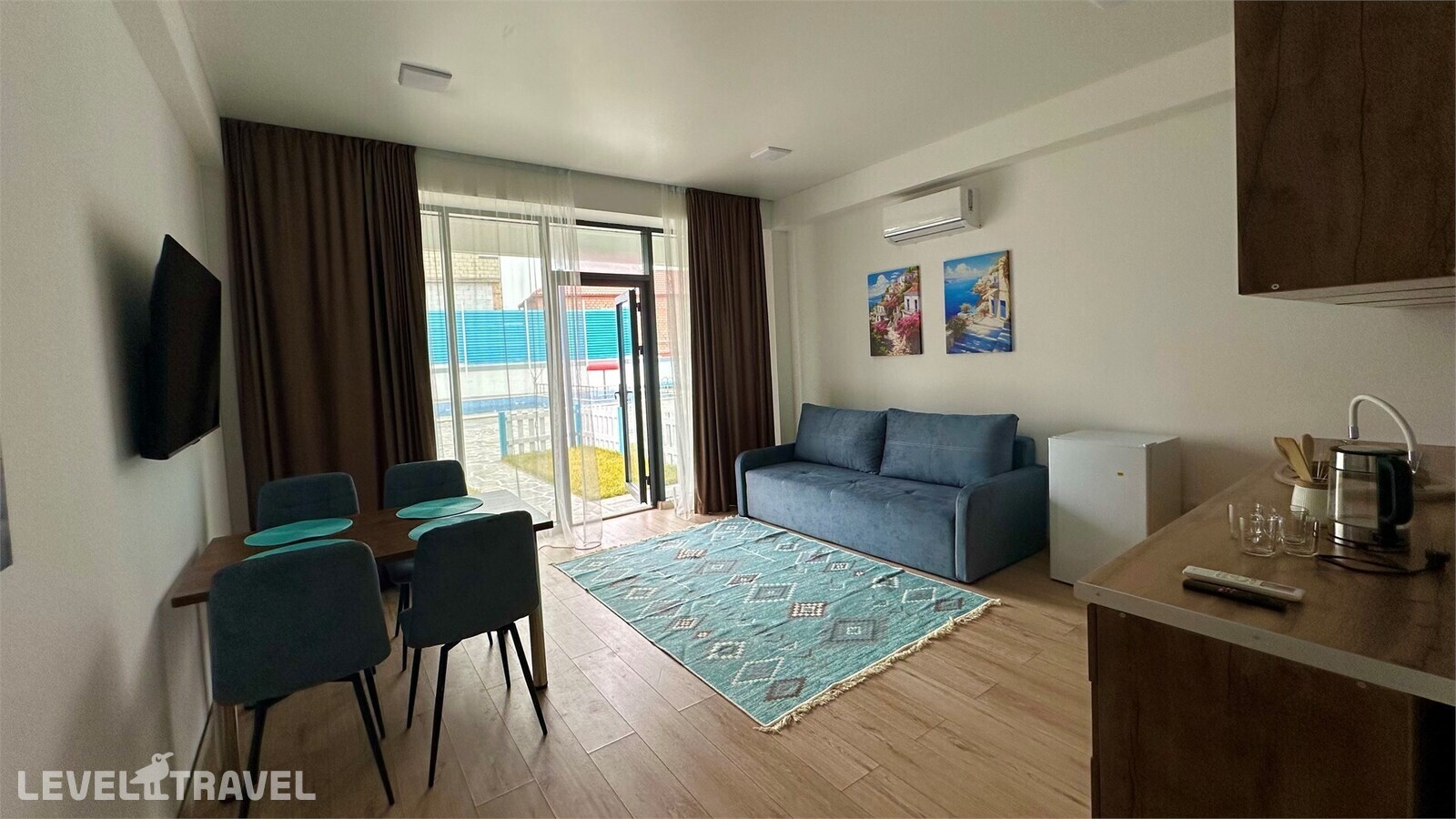 фотографии номера Полулюкс с видом на бассейн отеля Santorini Family Club Hotel в Россия(Каспийск) - фото №7