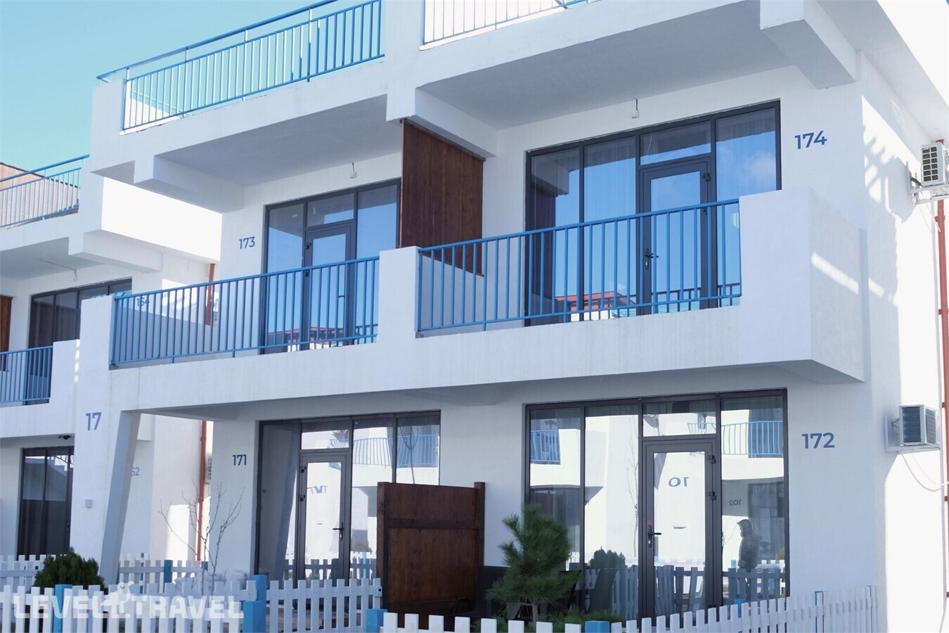 фотографии номера Двухуровневый полулюкс отеля Santorini Family Club Hotel в Россия(Каспийск) - фото №10