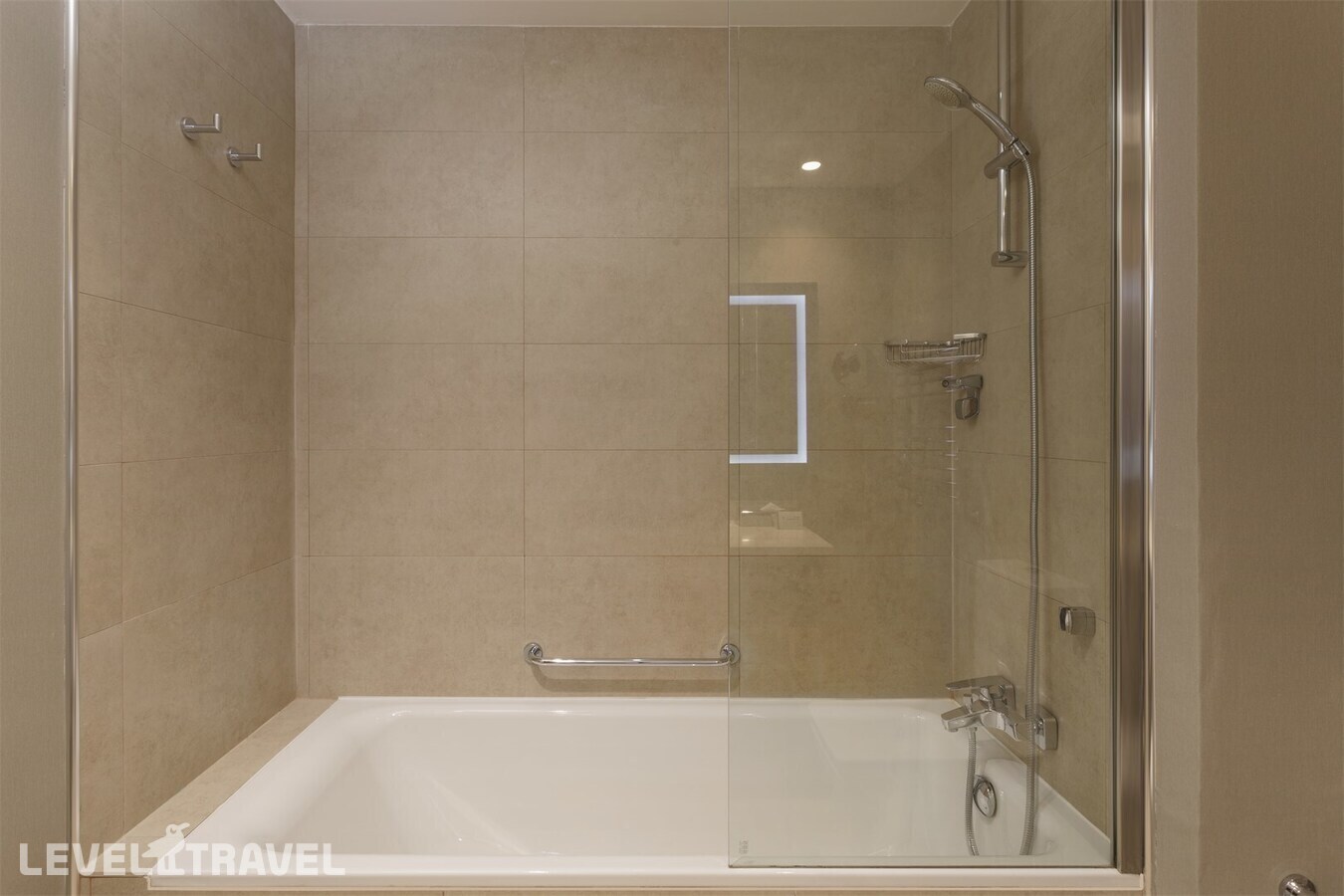 фотографии номера Представительский люкс с джакузи отеля Courtyard Marriott Sochi Krasnaya Polyana (Ex.Горки Плаза Отель) в Россия(курорт Красная Поляна) - фото №5