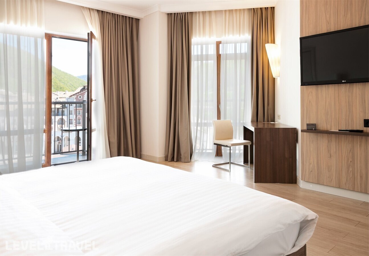 фотографии номера Представительский люкс с джакузи отеля Courtyard Marriott Sochi Krasnaya Polyana (Ex.Горки Плаза Отель) в Россия(курорт Красная Поляна) - фото №2