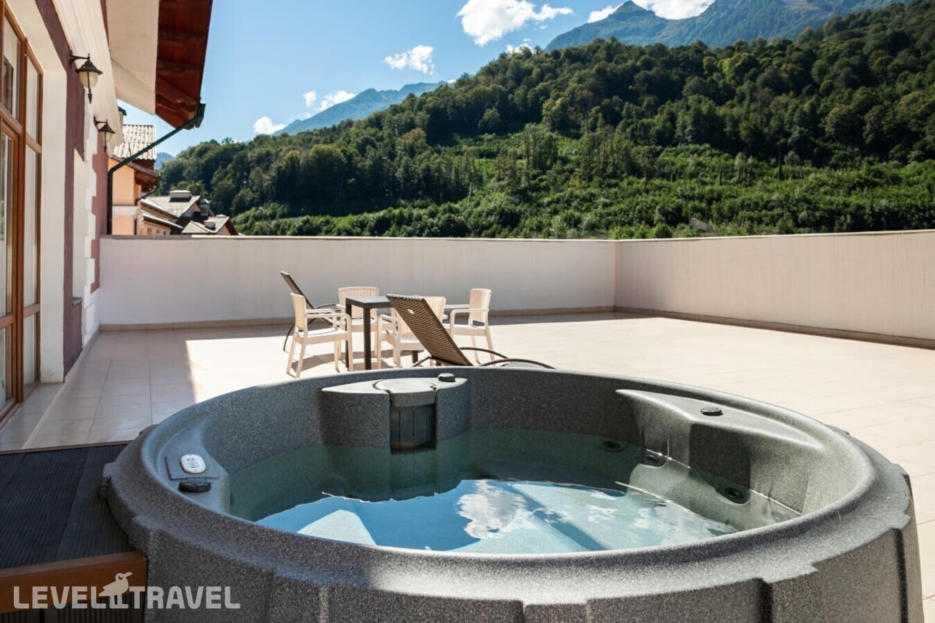 фотографии номера Представительский люкс с джакузи отеля Courtyard Marriott Sochi Krasnaya Polyana (Ex.Горки Плаза Отель) в Россия(курорт Красная Поляна) - фото №6