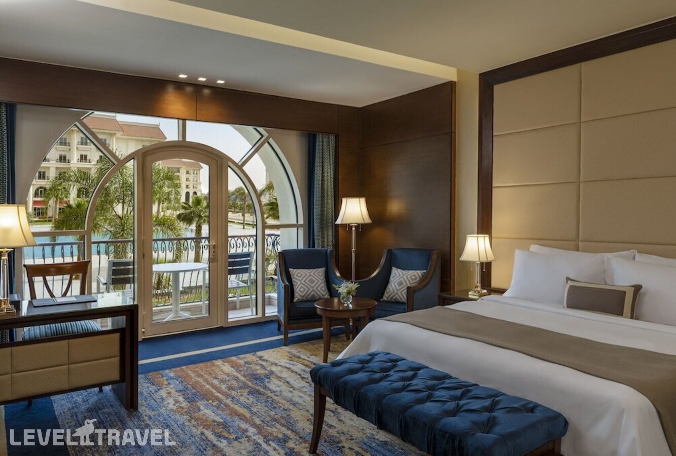 фотографии номера Номер Deluxe с балконом и с видом на бассейн отеля The St. Regis New Capital Cairo в Египет(Каир) - фото №1