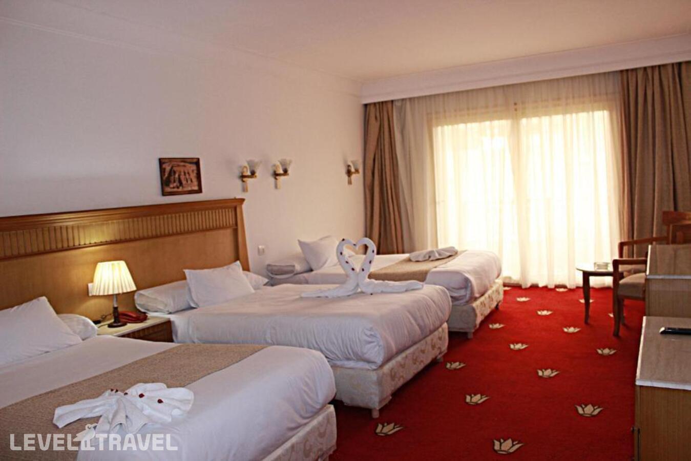 фотографии номера Трёхместный номер Superior with Pyramids View отеля Regency Pyramids Hotel в Египет(Каир) - фото №2