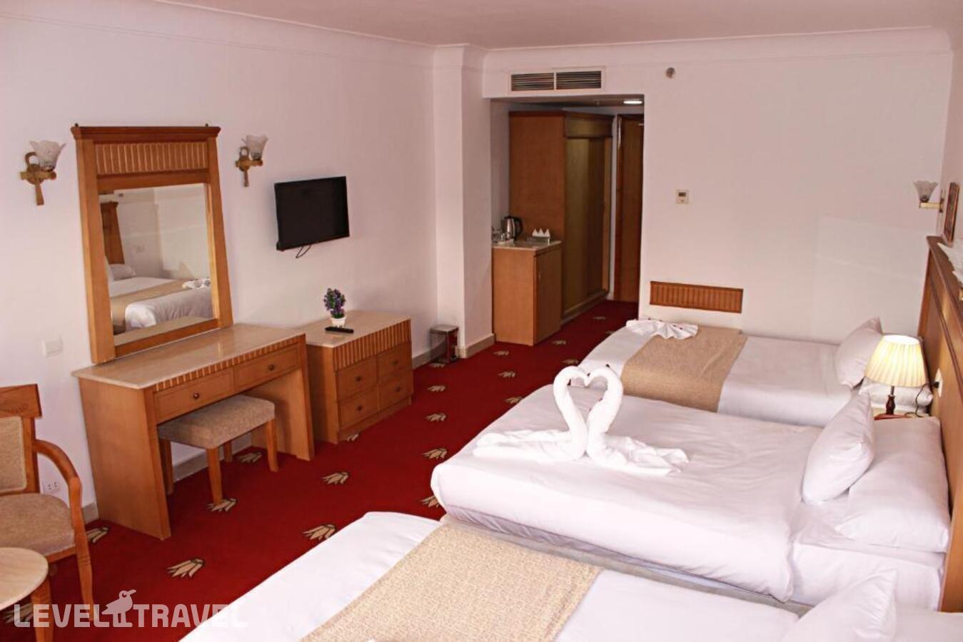фотографии номера Трёхместный номер Superior with Pyramids View отеля Regency Pyramids Hotel в Египет(Каир) - фото №1