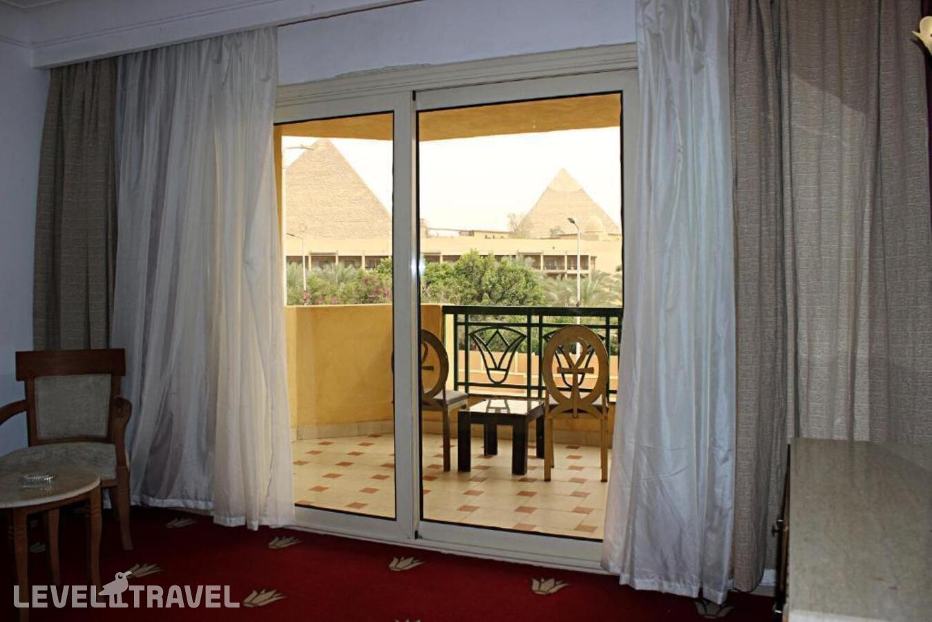 фотографии номера Трёхместный номер Superior with Pyramids View отеля Regency Pyramids Hotel в Египет(Каир) - фото №5