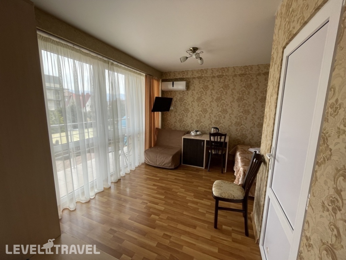 фотографии номера Трёхместный номер Стандартный с балконом и с видом на горы отеля Отель Колибри в Россия(Имеретинский курорт) - фото №1