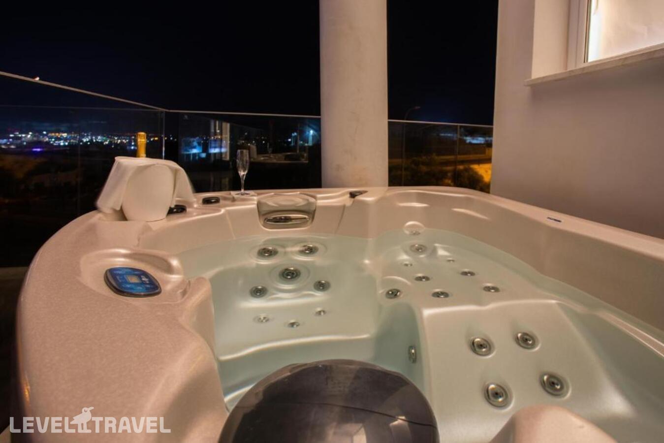 фотографии номера Люкс Deluxe с 2 комнатами с видом на море отеля Napa Suites (Adults Only 18+) в Кипр(Айа-Напа) - фото №7