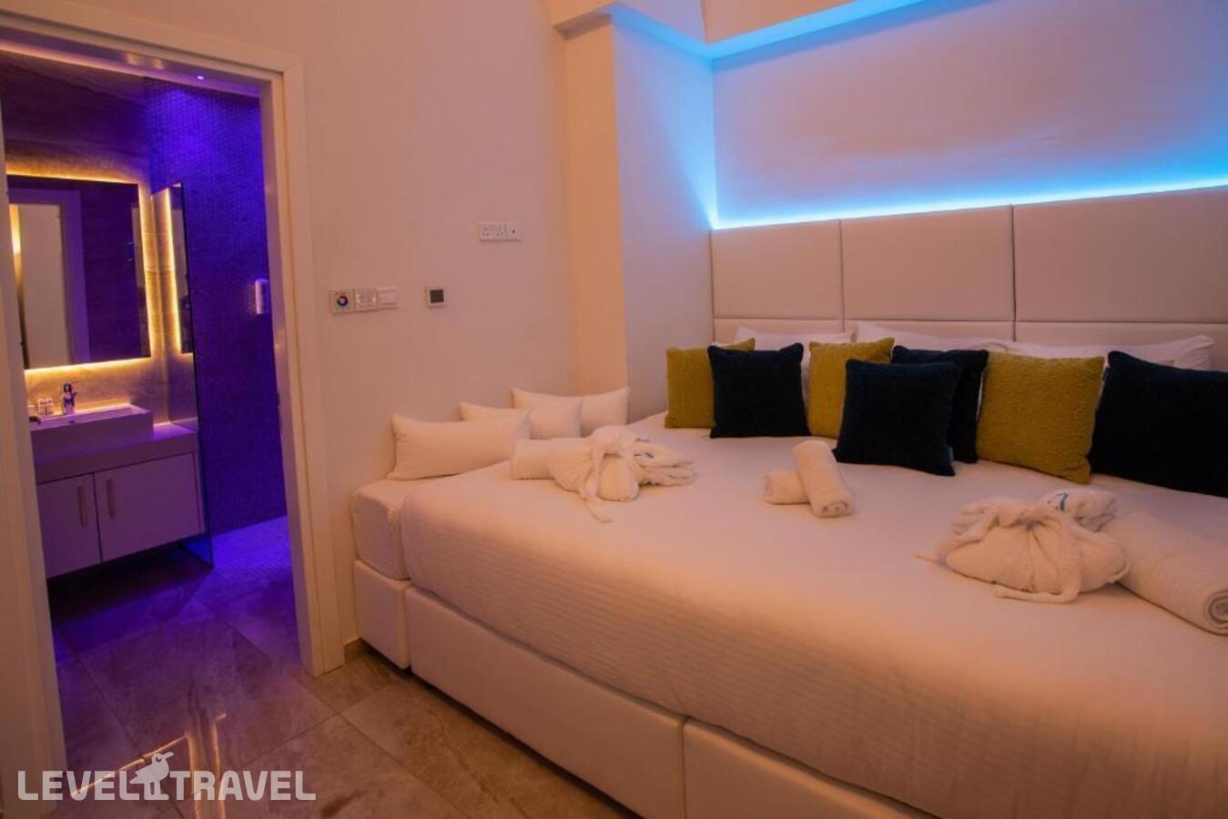 фотографии номера Люкс Deluxe с 2 комнатами с видом на море отеля Napa Suites (Adults Only 18+) в Кипр(Айа-Напа) - фото №6
