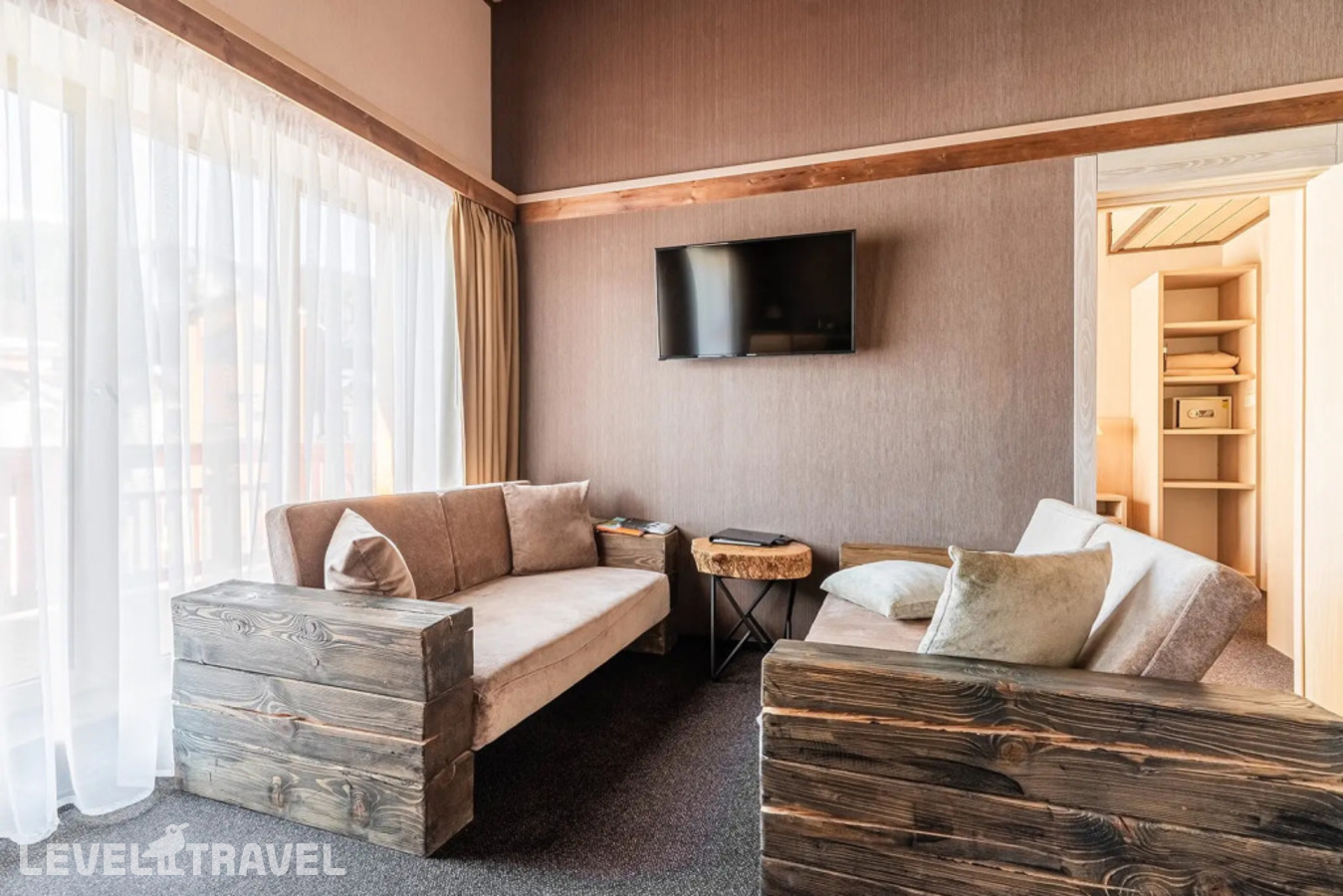 фотографии номера Двухместный Luxe Royal с красивым видом из окна двуспальная кровать отеля Arkhyz Royal Resort & Spa в Россия(Архыз) - фото №2