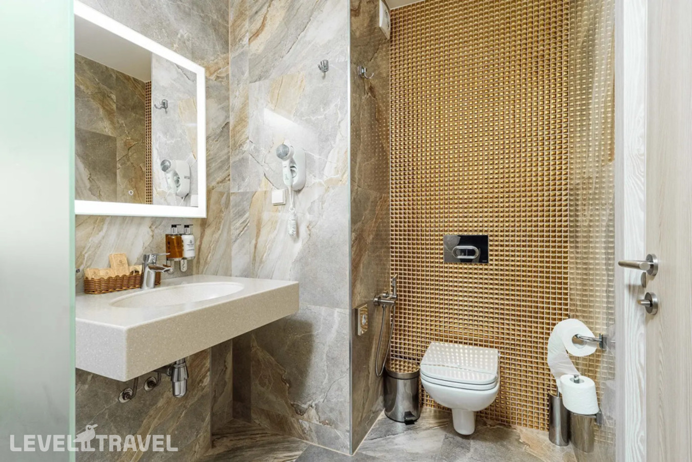 фотографии номера Двухместный Luxe Royal с красивым видом из окна двуспальная кровать отеля Arkhyz Royal Resort & Spa в Россия(Архыз) - фото №8