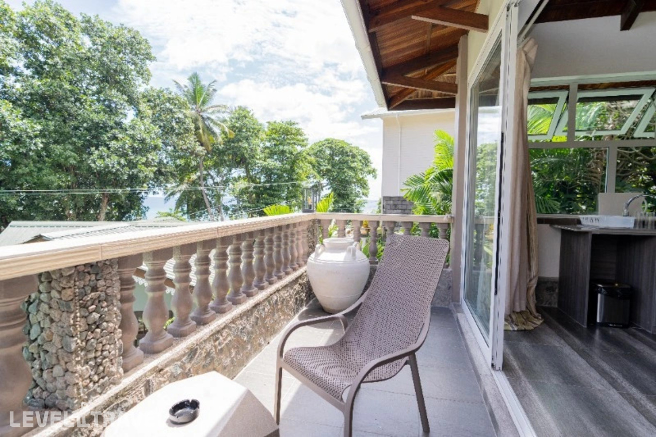фотографии номера Улучшенный с видом на море отеля Romance Bungalows Apartment в Сейшелы(о. Маэ) - фото №13