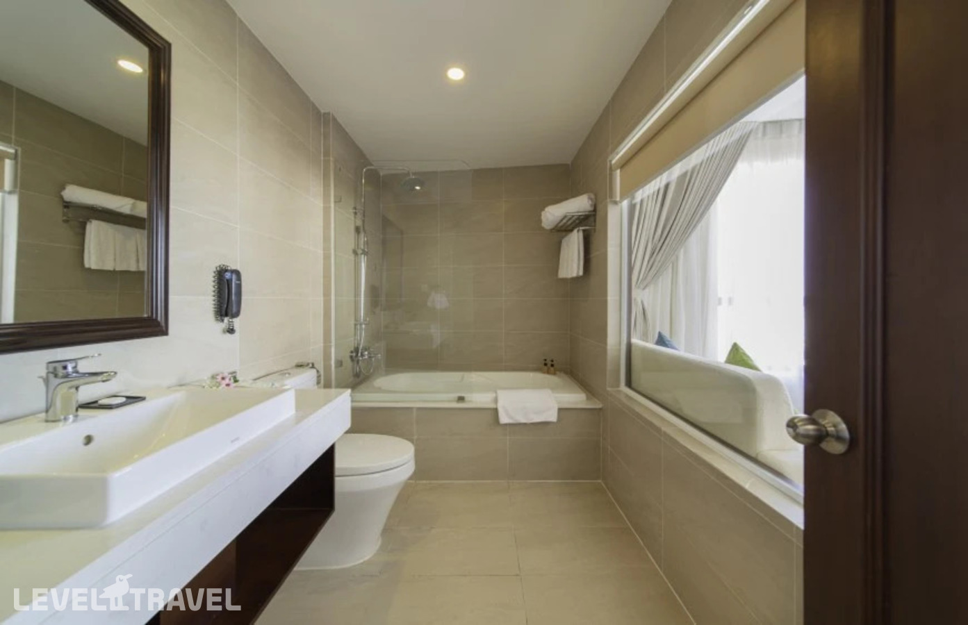 фотографии номера Двухместный номер Senior Deluxe двуспальная кровать отеля Florida Hotel Nha Trang в Вьетнам(Нячанг) - фото №4