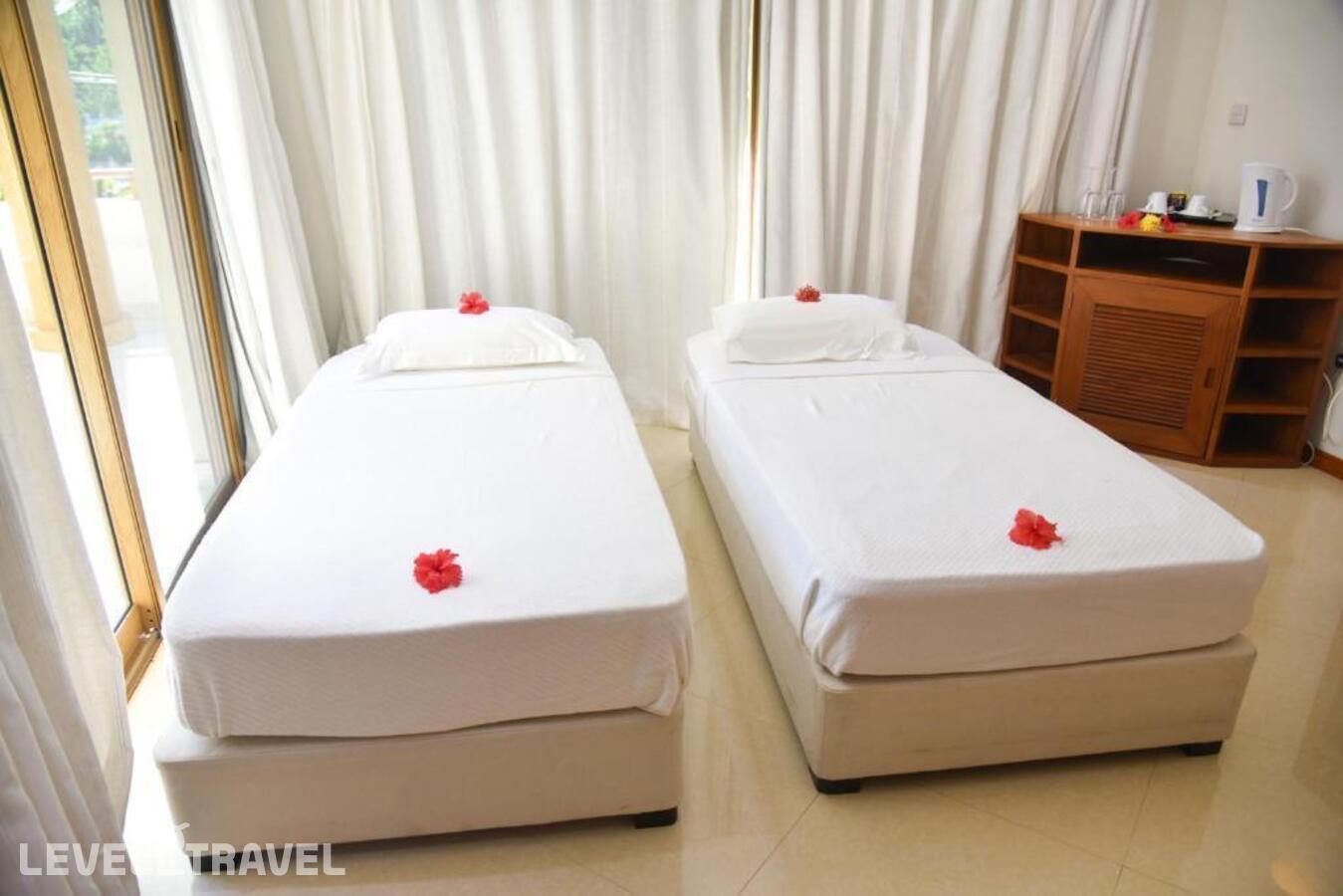 фотографии номера Семейный с видом на горы отеля Crown Beach Hotel в Сейшелы(о. Маэ) - фото №2