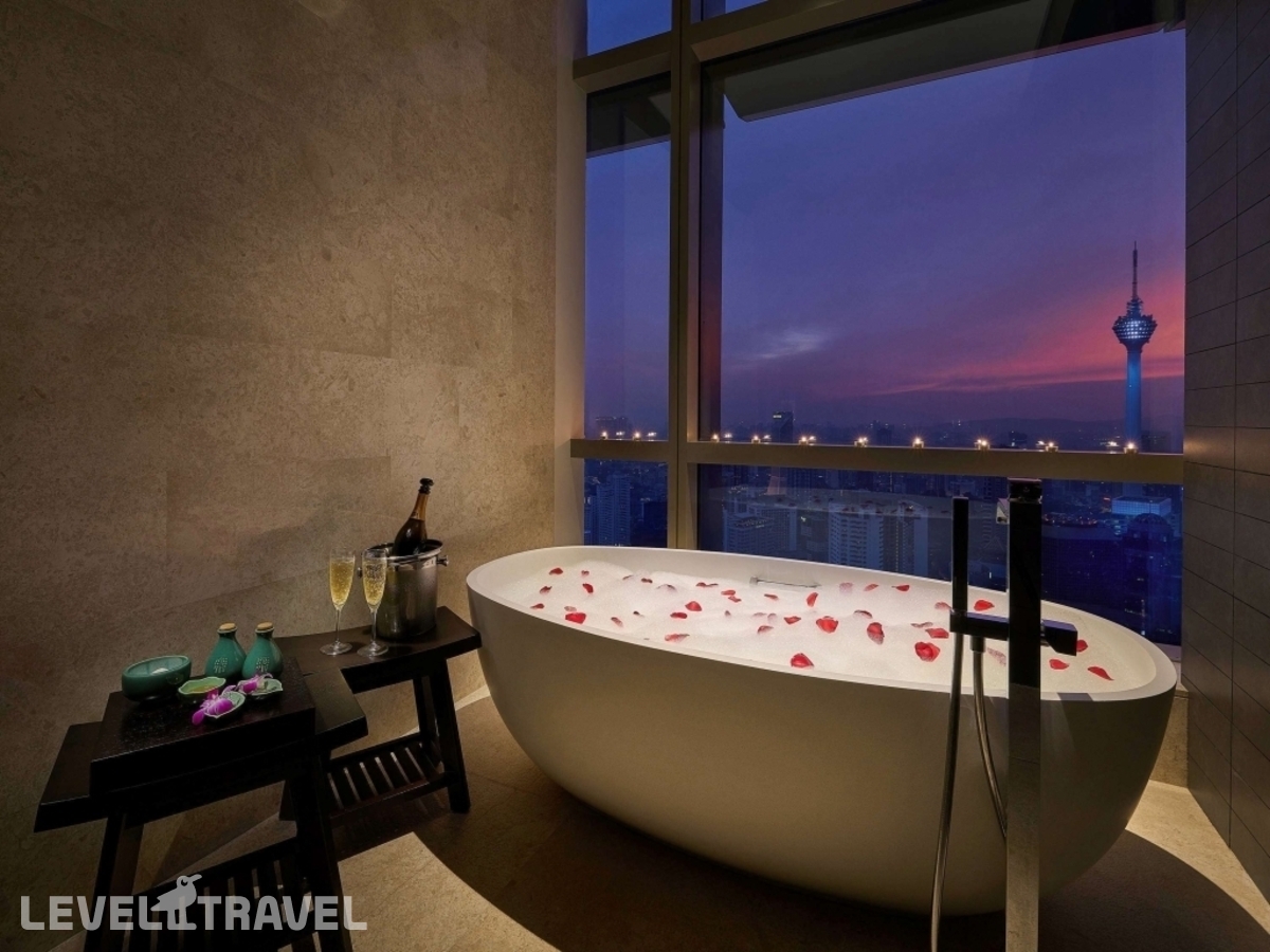 фотографии номера Двухместный номер Retreat Signature Sky двуспальная кровать отеля Banyan Tree Kuala Lumpur в Малайзия(Куала-Лумпур) - фото №3