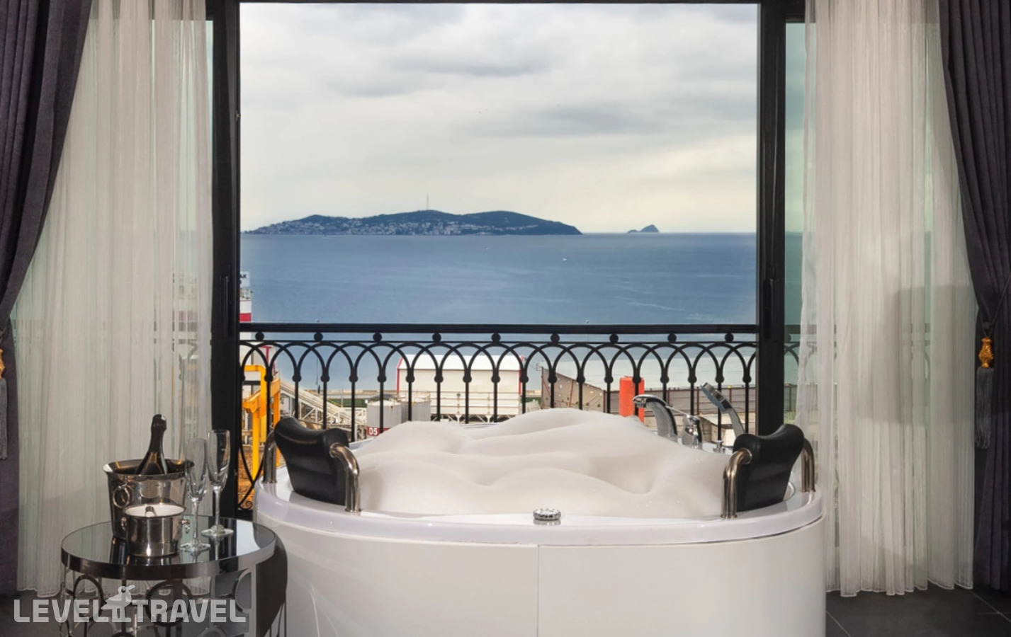 Двухместный люкс with Hot Tub с видом на море двуспальная кровать — фото 3