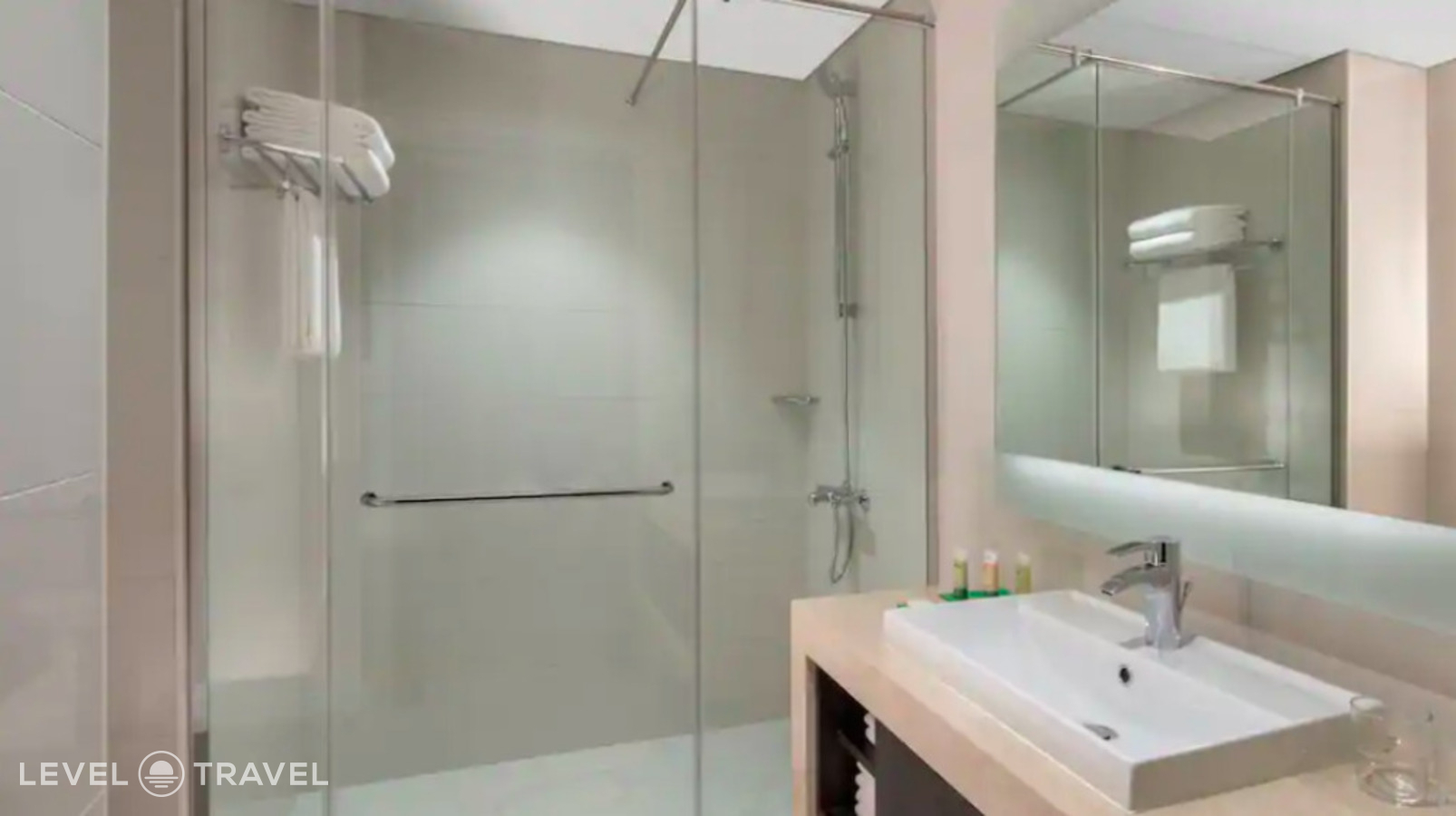фотографии номера Стандартный с видом на бассейн отеля Hyatt Place Dubai Jumeirah в ОАЭ(Бар Дубай) - фото №33