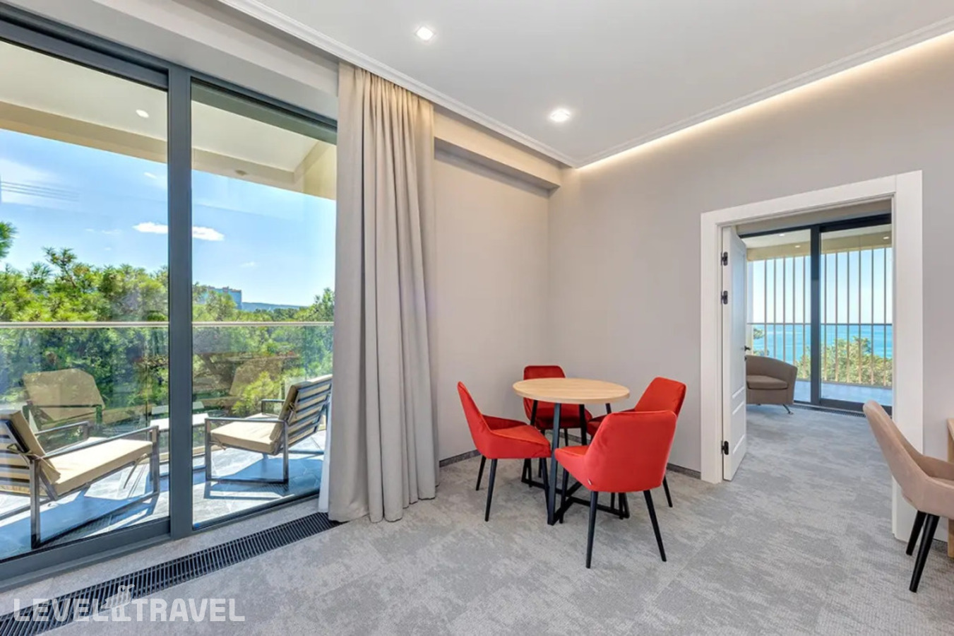 фотографии номера Люкс с балконом отеля Санаторий Ревиталь Парк в Россия(Геленджик) - фото №7