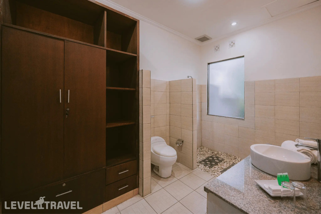 фотографии номера Двухместная Studio Suite с видом на сад двуспальная кровать отеля Medewi Bay Retreat в Индонезия(Пекутатан) - фото №4