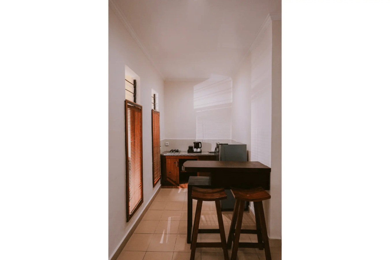 фотографии номера Двухместная Studio Suite с видом на сад двуспальная кровать отеля Medewi Bay Retreat в Индонезия(Пекутатан) - фото №6