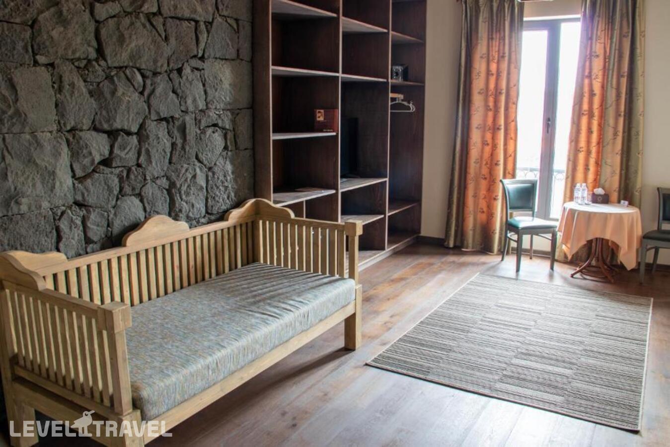 фотографии номера Улучшенный с балконом отеля Apricot Hotel Yerevan в Армения(Ереван) - фото №5