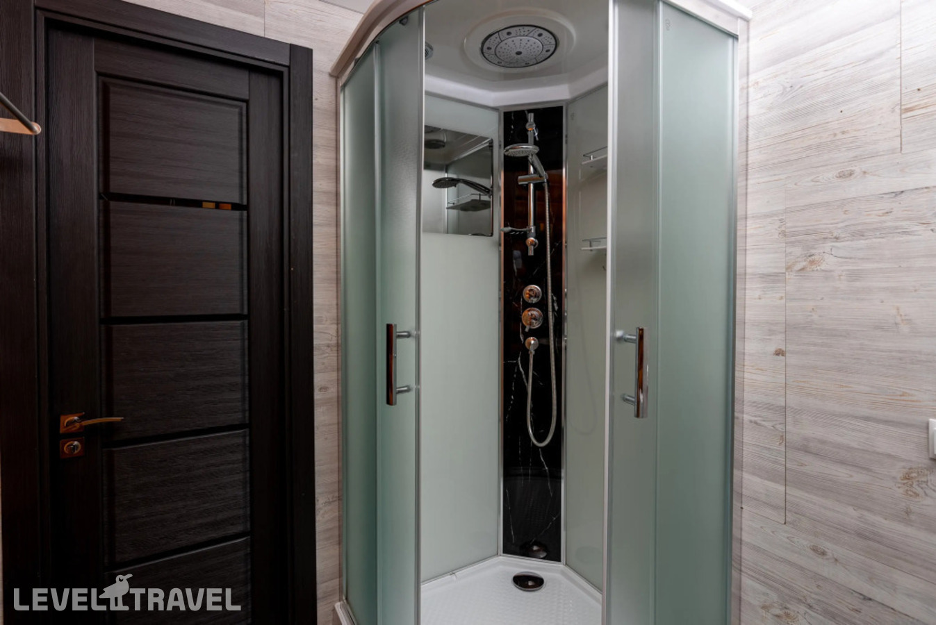 фотографии номера Двухместный номер Comfort с балконом и с красивым видом из окна двуспальная кровать отеля Усадьба Саржевских в Россия(Бирюзовая Катунь) - фото №3