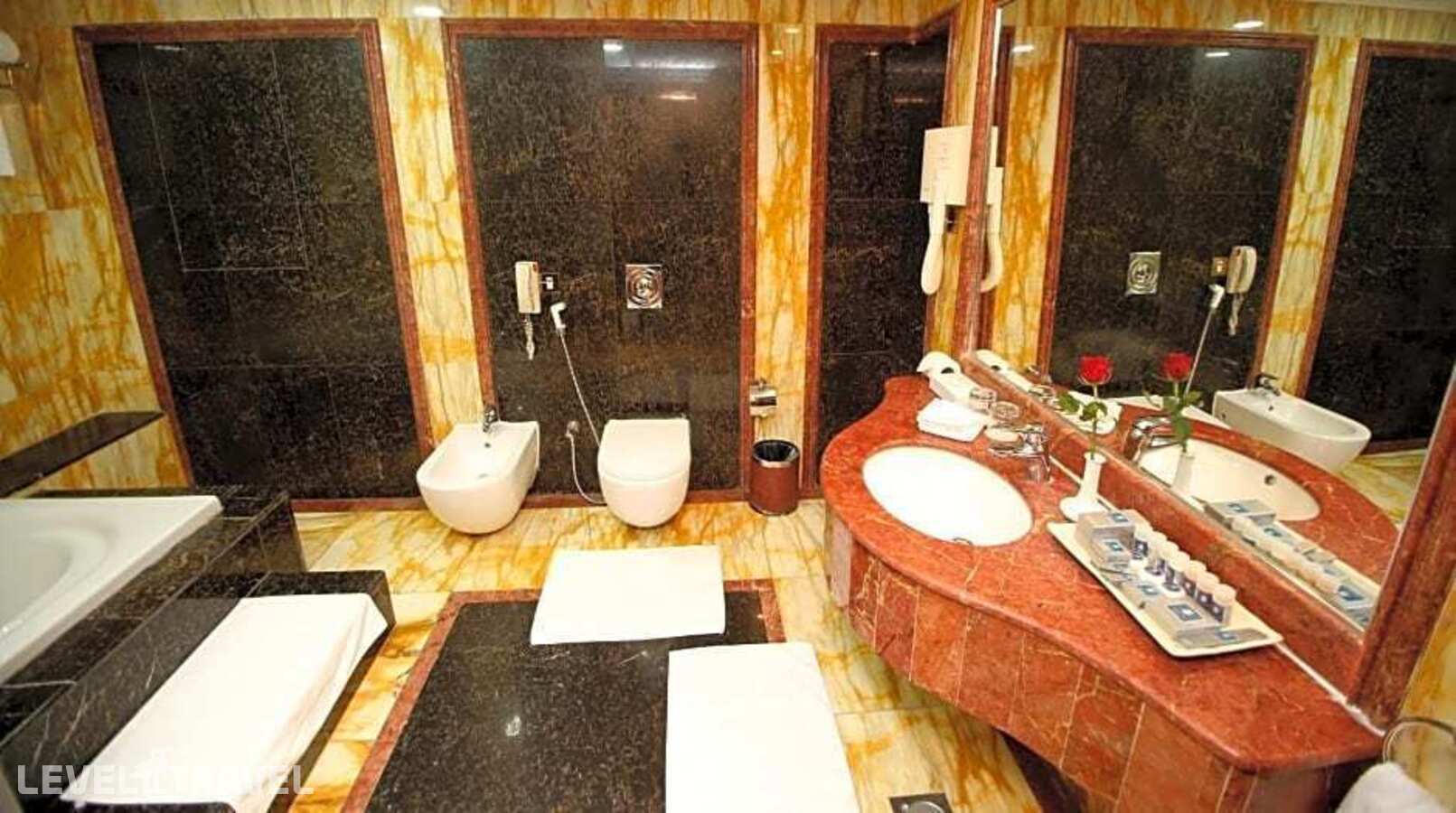 фотографии номера Люкс Royal с видом на город отеля Maden Hotel в Саудовская Аравия(Медина) - фото №9