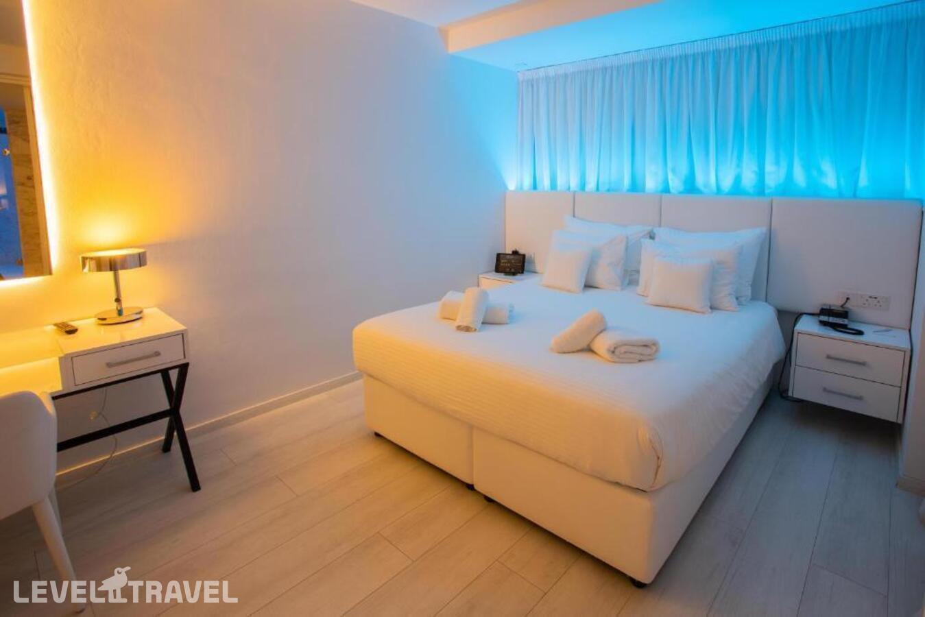 фотографии номера Улучшенный номер отеля Napa Suites (Adults Only 18+) в Кипр(Айа-Напа) - фото №1