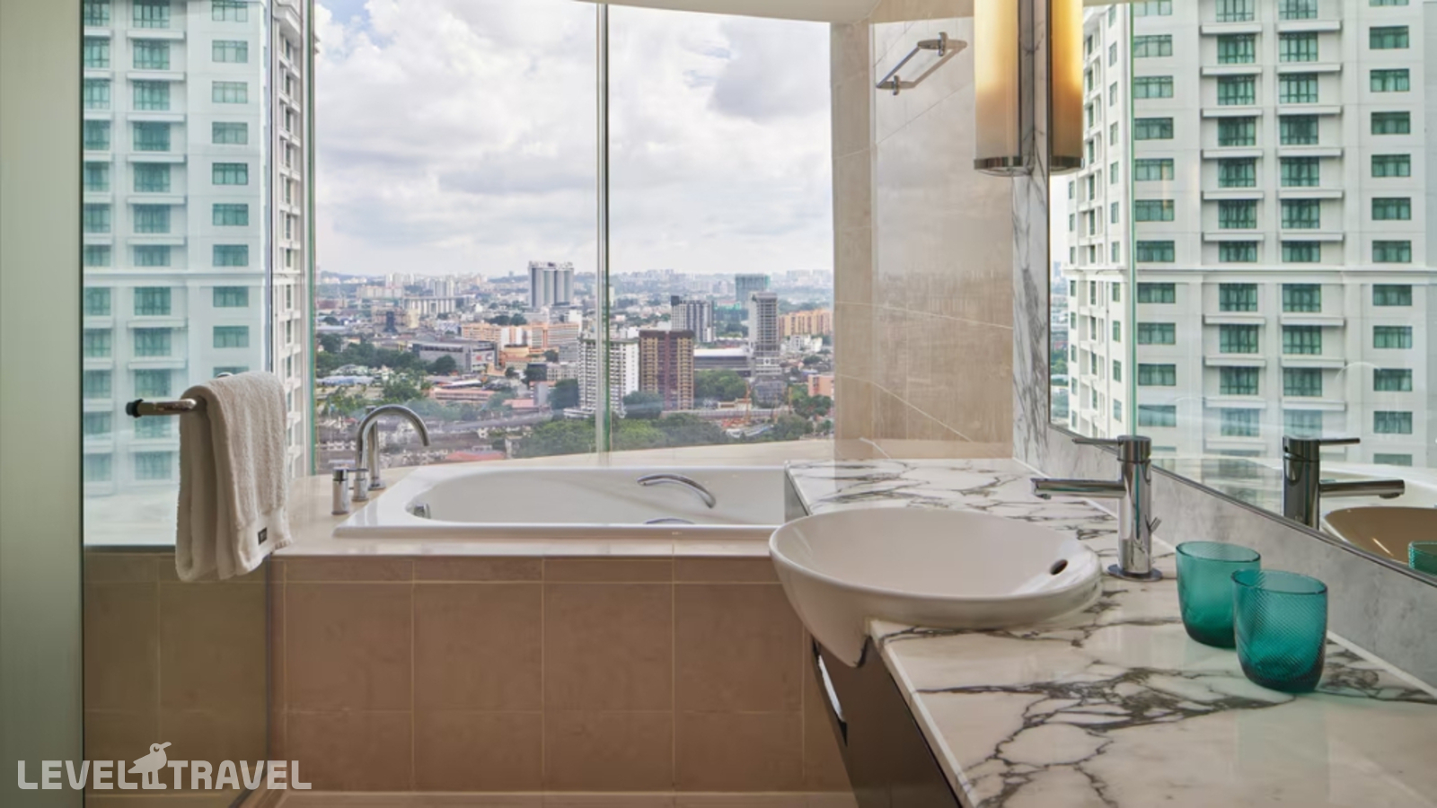 фотографии номера Двухместный люкс Club Lounge Access Westin двуспальная кровать отеля The Westin Kuala Lumpur в Малайзия(Куала-Лумпур) - фото №4