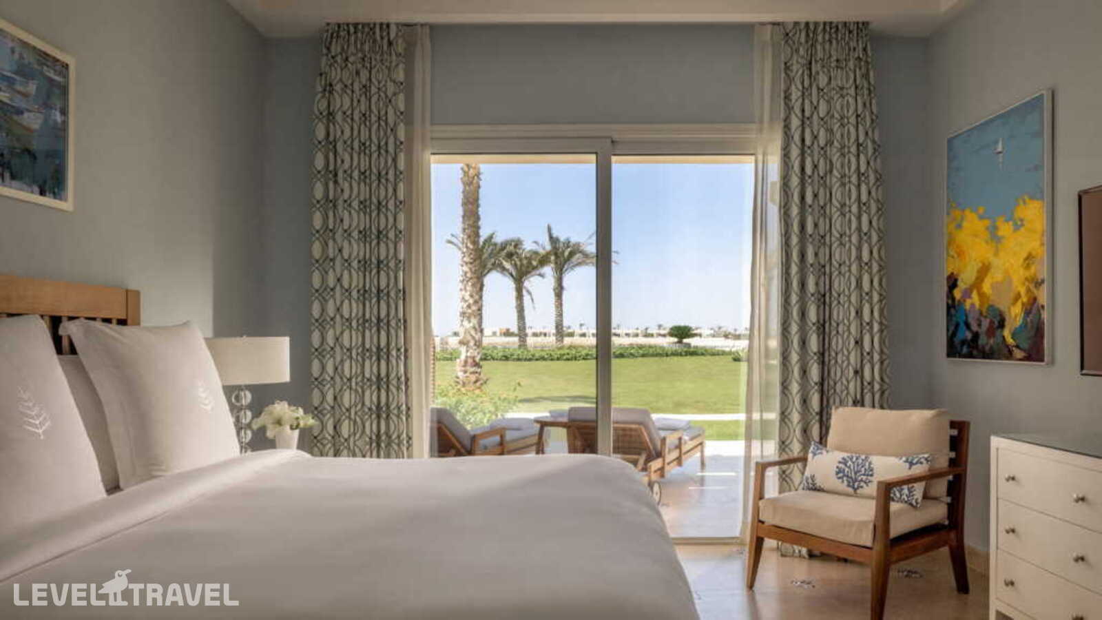 фотографии номера Двухместные Beach Suite Deluxe c 1 спальней двуспальная кровать отеля Four Seasons Hotel Alexandria At San Stefano в Египет(Александрия) - фото №2
