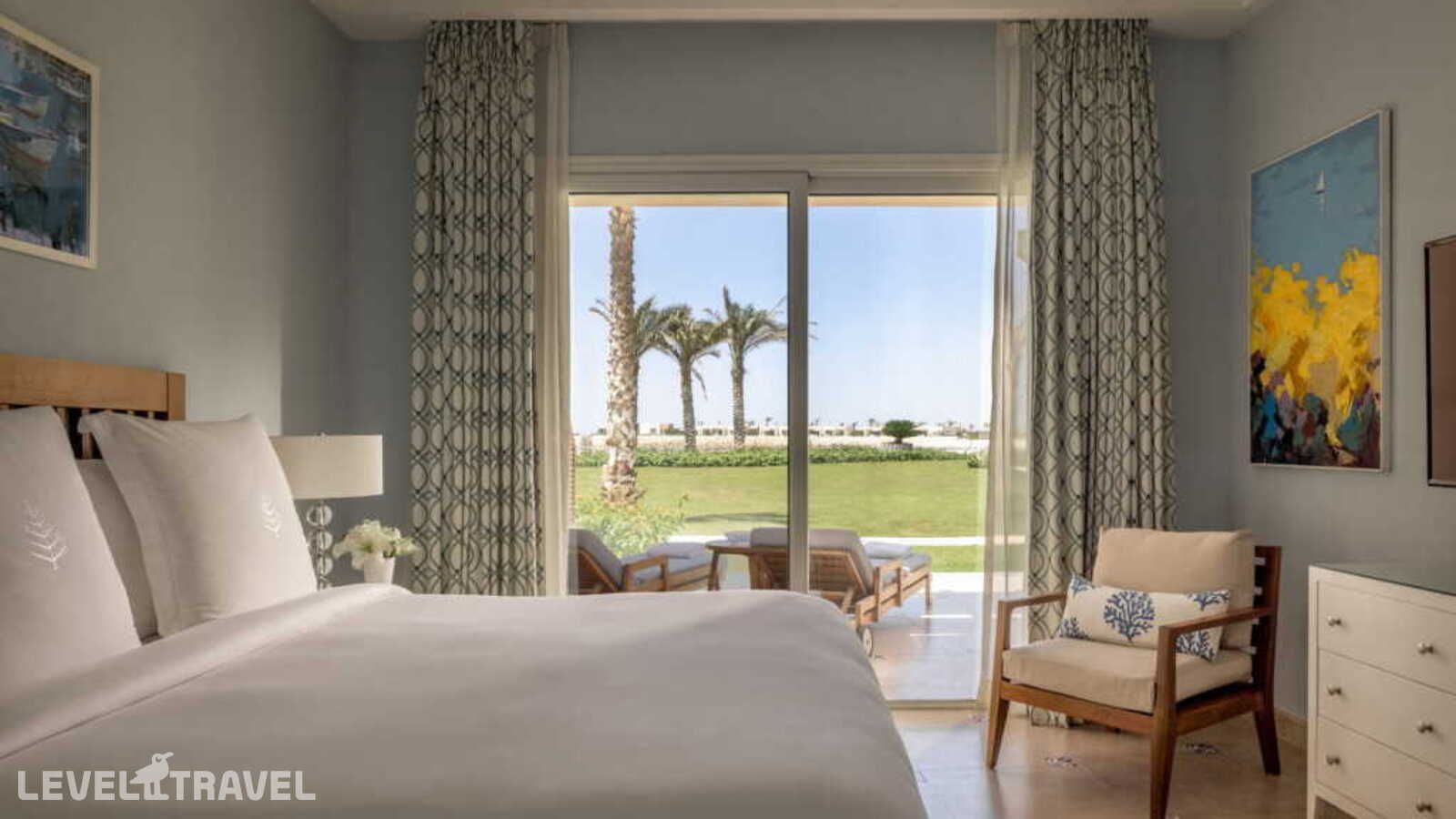 фотографии номера Двухместные Beach Suite Premium c 1 спальней двуспальная кровать отеля Four Seasons Hotel Alexandria At San Stefano в Египет(Александрия) - фото №2