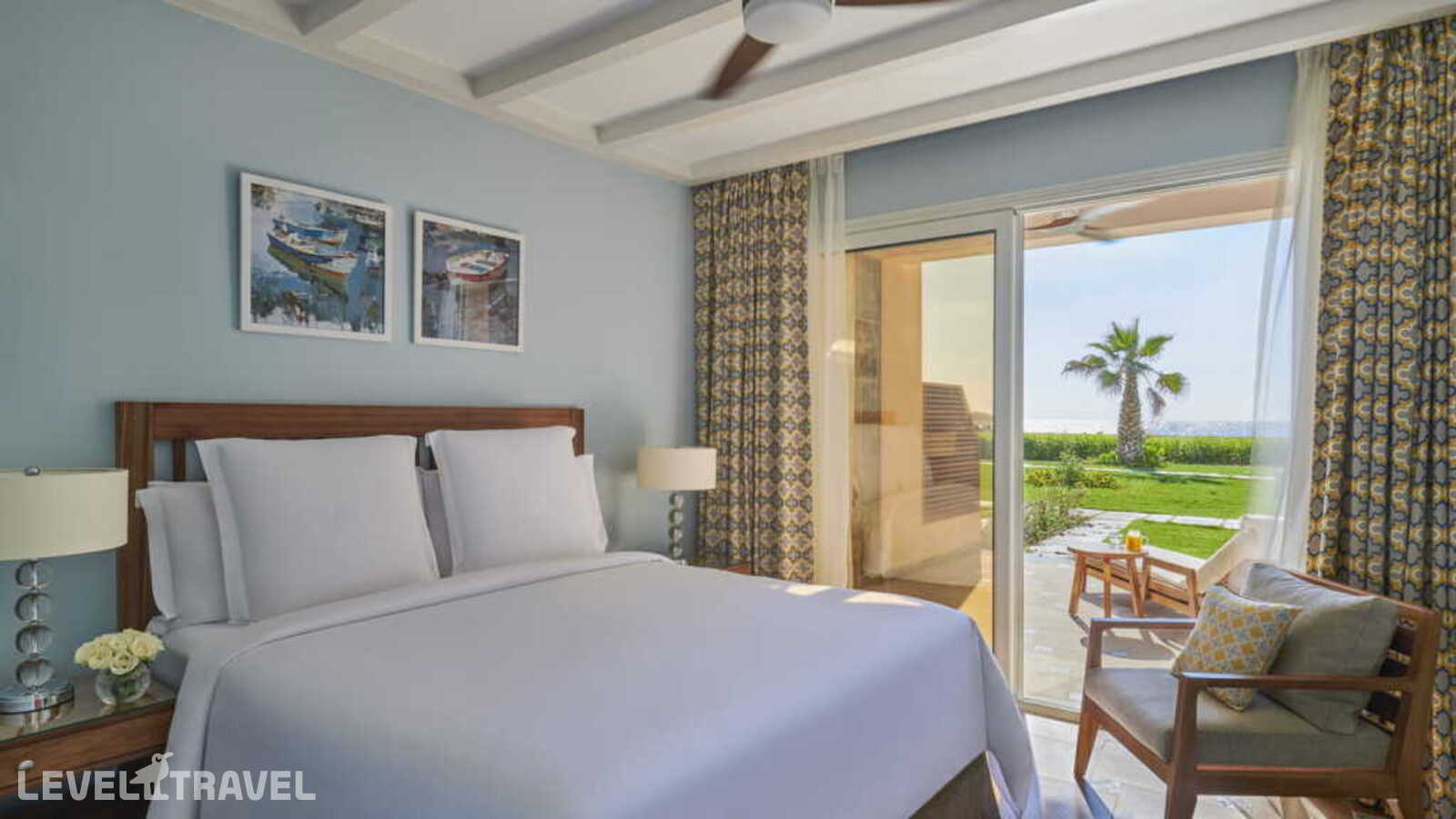 фотографии номера Двухместные Beach Suite Premium c 1 спальней двуспальная кровать отеля Four Seasons Hotel Alexandria At San Stefano в Египет(Александрия) - фото №1