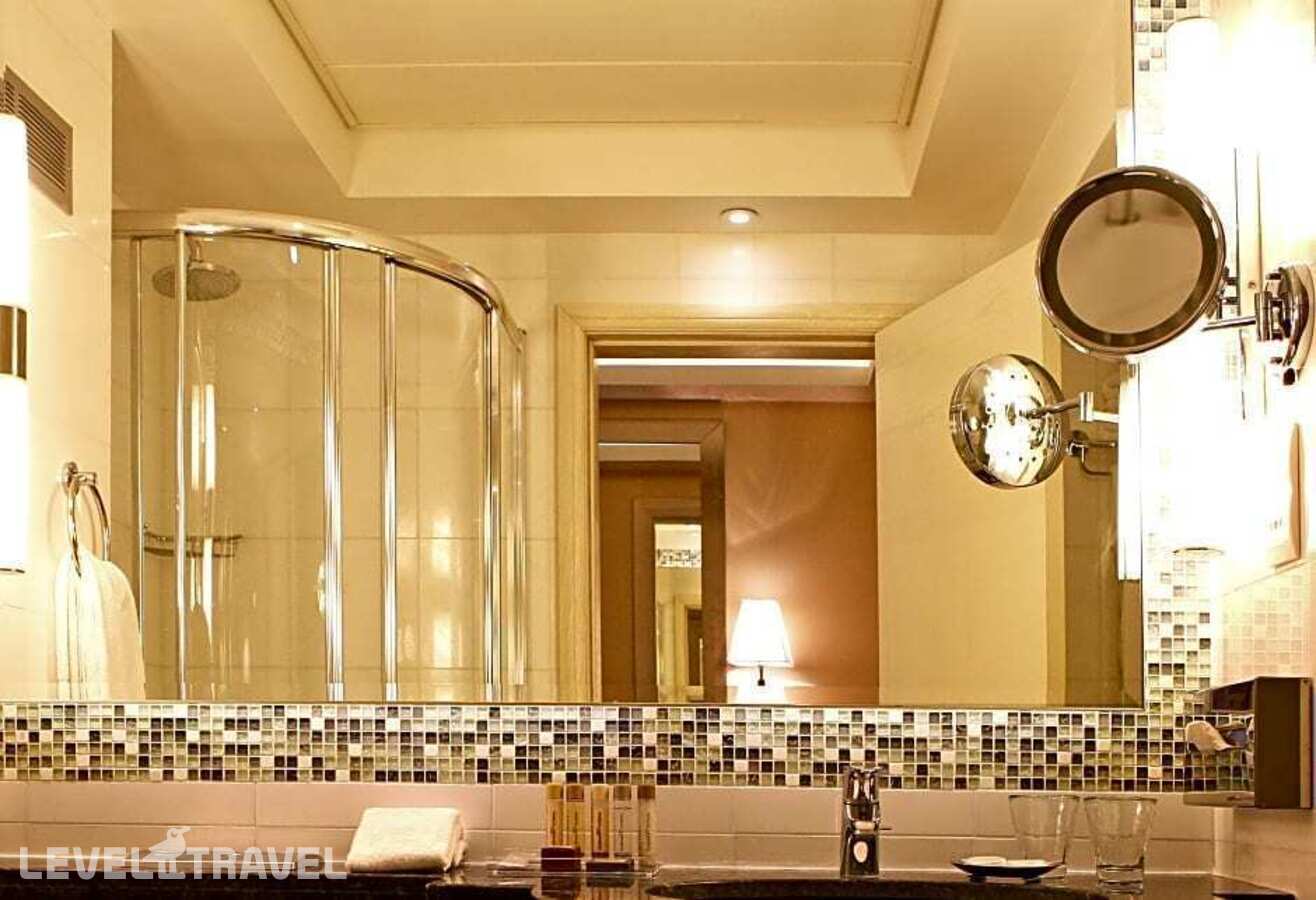 фотографии номера Двухместный полулюкс Top Floor с видом на море двуспальная кровать отеля Crowne Plaza Limassol, An Ihg Hotel в Кипр(Лимасол) - фото №3