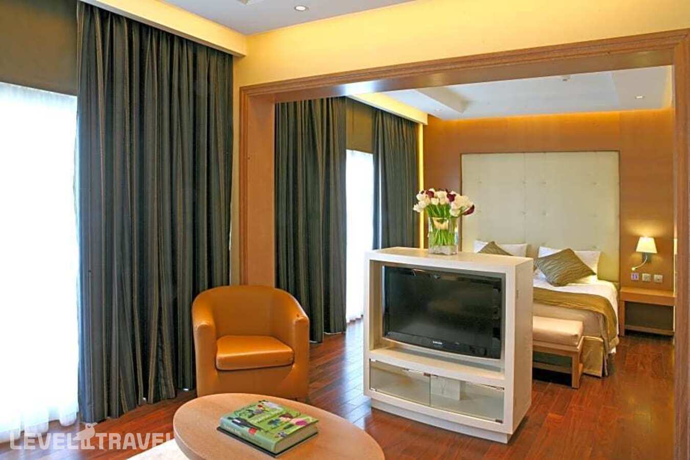 фотографии номера Двухместный полулюкс Top Floor с видом на море двуспальная кровать отеля Crowne Plaza Limassol, An Ihg Hotel в Кипр(Лимасол) - фото №1