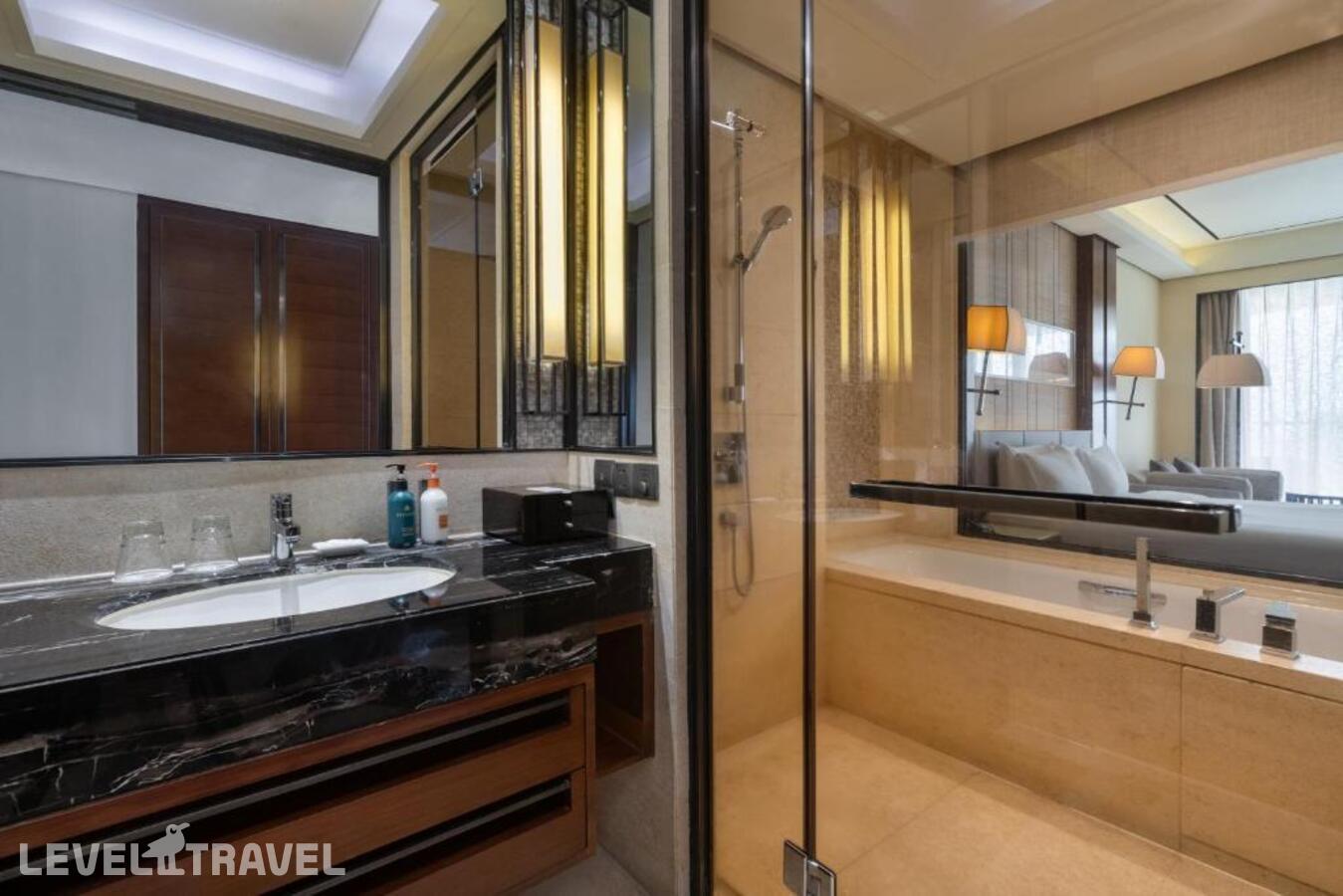 фотографии номера Стандартный с видом на залив (две кровати) отеля Crowne Plaza Sanya City Center в Китай(Санья) - фото №2