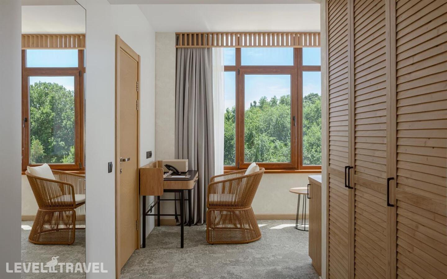 фотографии номера Премиум с видом на окрестности отеля Fюnf Luxury Resort & Spa Anapa Miracleo в Россия(Анапа) - фото №2