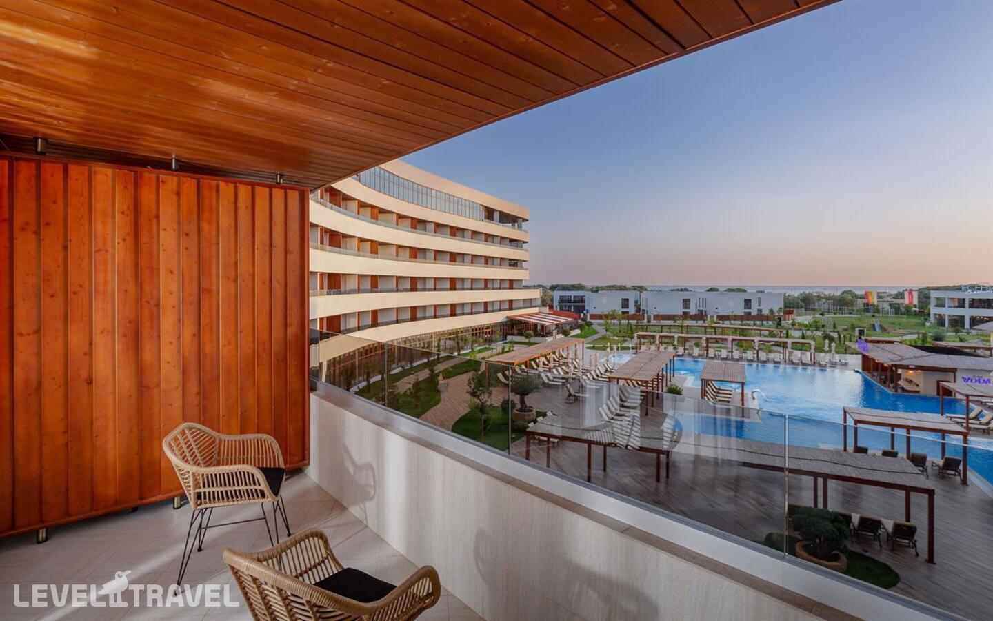 фотографии номера Делюкс с видом на бассейн отеля Fюnf Luxury Resort & Spa Anapa Miracleo в Россия(Анапа) - фото №2