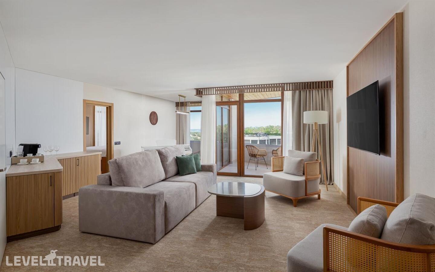 фотографии номера Представительский люкс с видом на море отеля Fюnf Luxury Resort & Spa Anapa Miracleo в Россия(Анапа) - фото №2