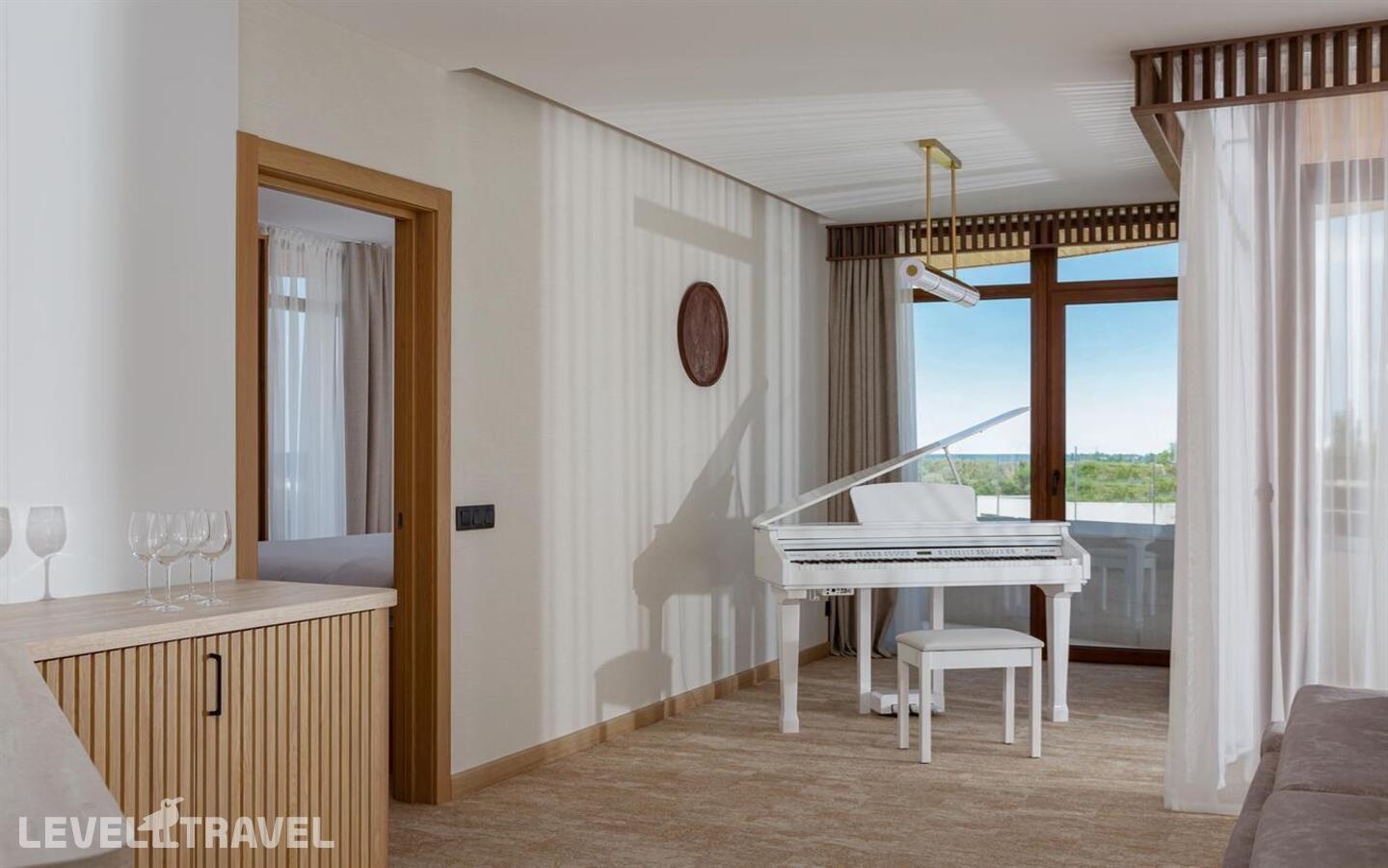 фотографии номера Представительский люкс с видом на море отеля Fюnf Luxury Resort & Spa Anapa Miracleo в Россия(Анапа) - фото №3