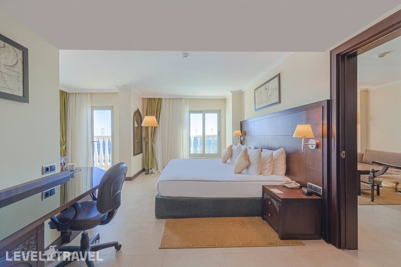 фотографии номера Люкс с видом на море (для курящих) отеля Crowne Plaza Antalya Hotel в Турция(Коньяалты) - фото №4