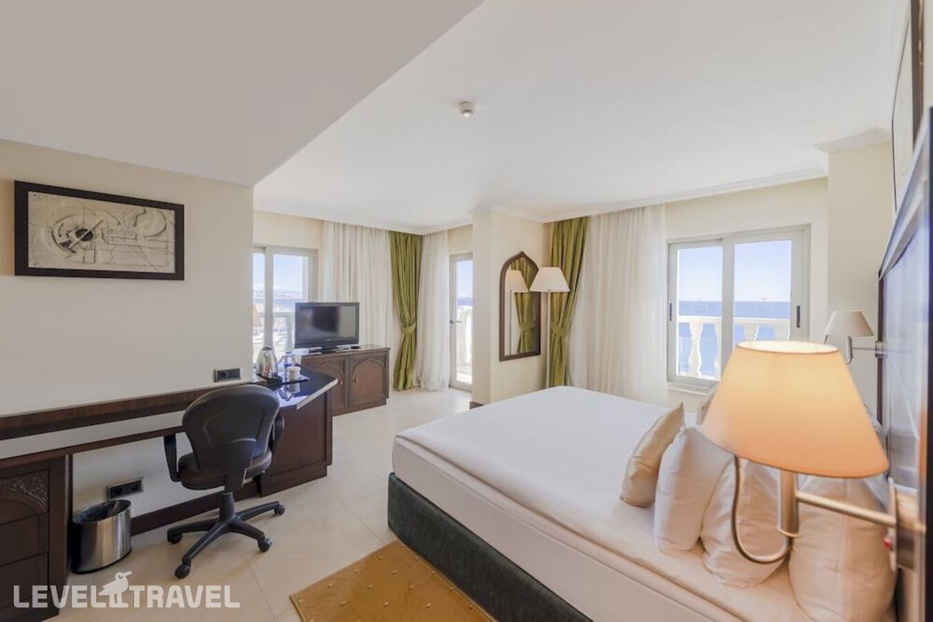 фотографии номера Люкс с видом на море (для курящих) отеля Crowne Plaza Antalya Hotel в Турция(Коньяалты) - фото №3