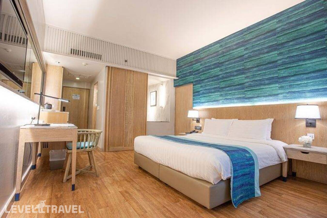 фотографии номера Делюкс с частичным видом на море отеля The Royal Paradise Hotel & Spa в Таиланд(Патонг Бич) - фото №1