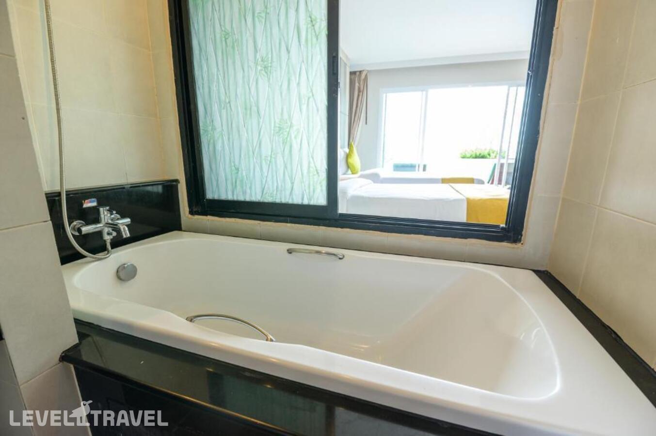 фотографии номера Двухместный номер Deluxe Pool Access двуспальная кровать отеля Andakira Hotel в Таиланд(Патонг Бич) - фото №1