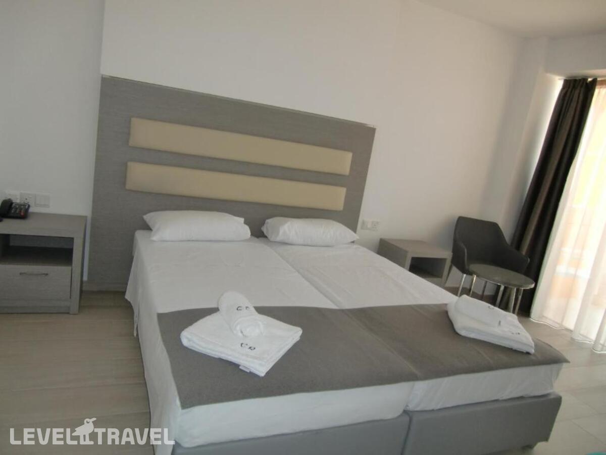фотографии номера Стандартный (две односпальные кровати) отеля Captain Pier Hotel Apartments в Кипр(Пернера) - фото №2