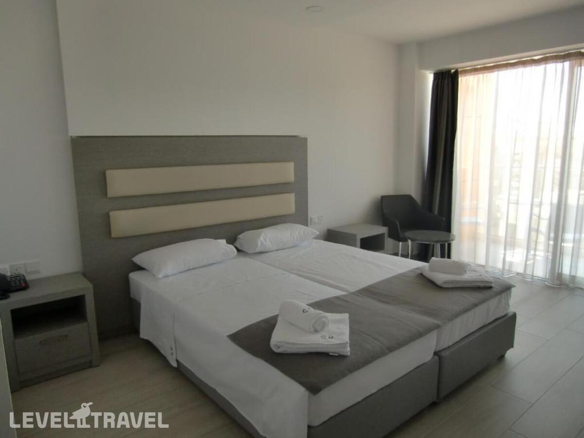 фотографии номера Стандартный (две односпальные кровати) отеля Captain Pier Hotel Apartments в Кипр(Пернера) - фото №3