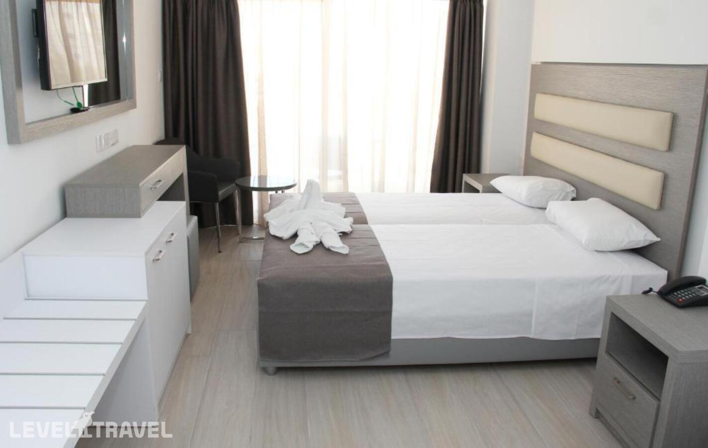 фотографии номера Стандартный (две односпальные кровати) отеля Captain Pier Hotel Apartments в Кипр(Пернера) - фото №1