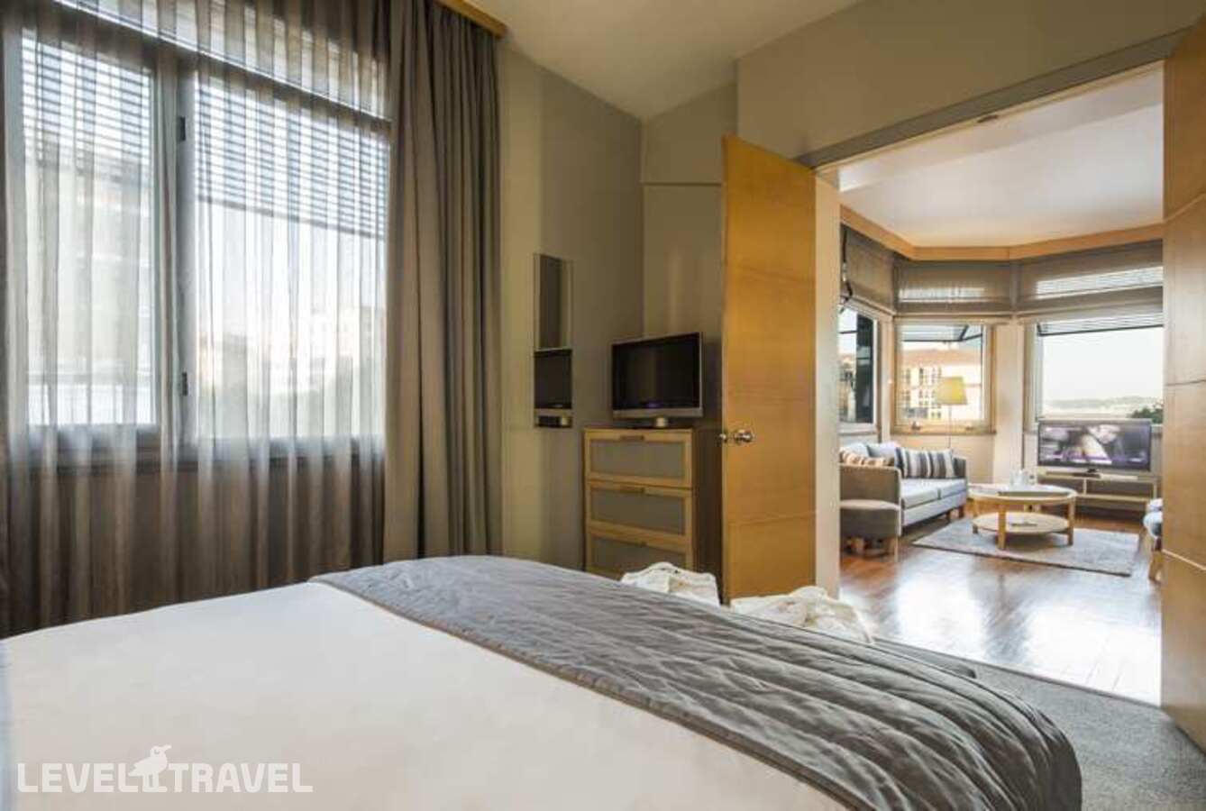 фотографии номера Люкс Avenue с видом на парк Taksim Gezi отеля Taxim Suites Hotel в Турция(Бейоглу) - фото №2