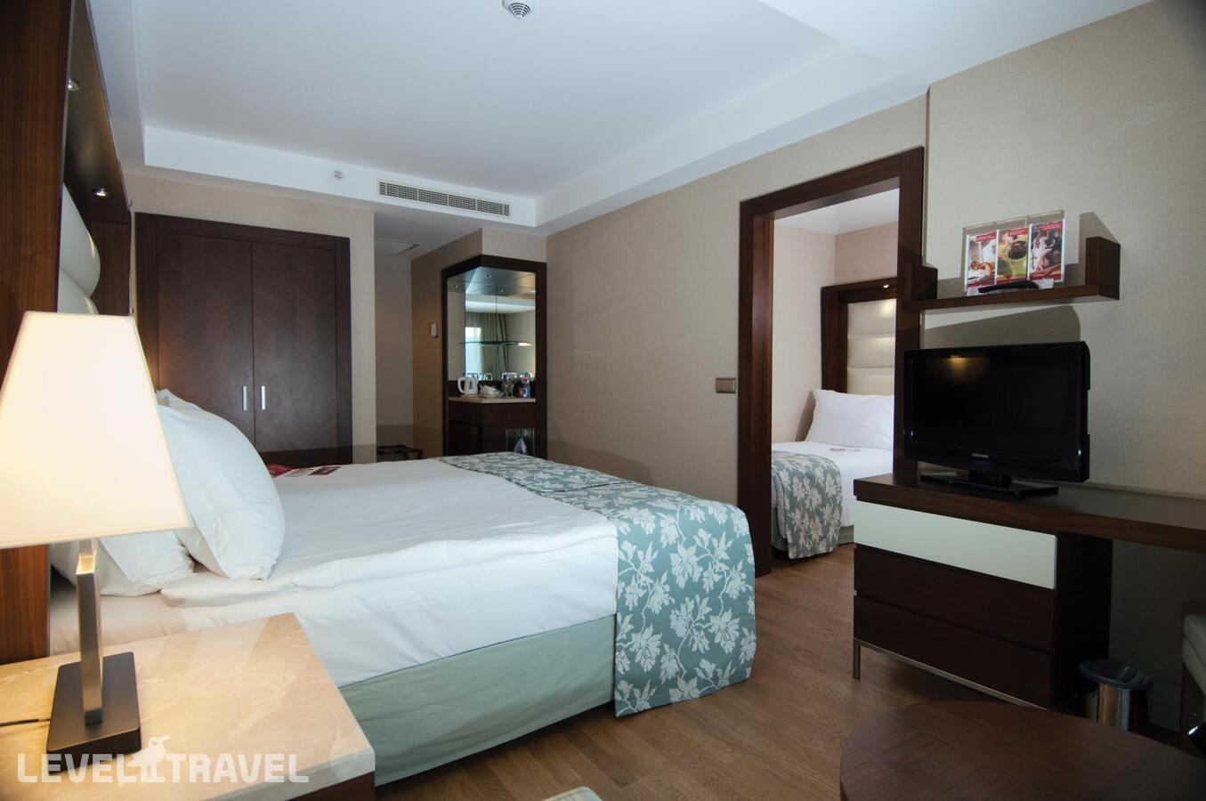 фотографии номера Семейный с видом на море отеля Ramada Plaza By Wyndham Antalya в Турция(Анталья - Центр) - фото №1